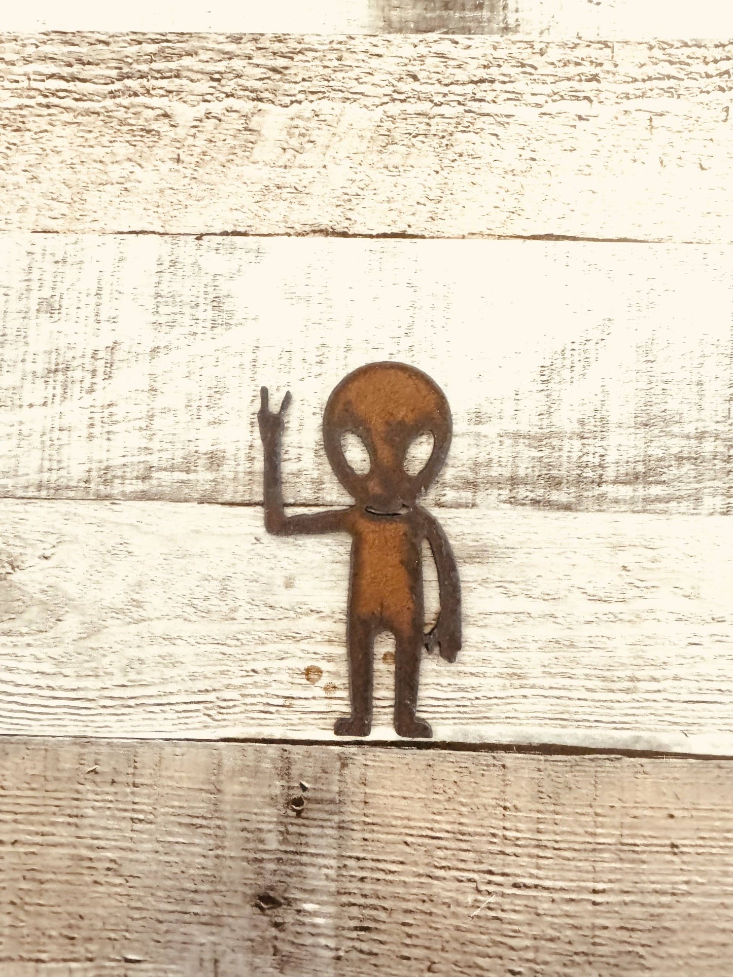 Alien Full Body with Peace Fingers Magnet