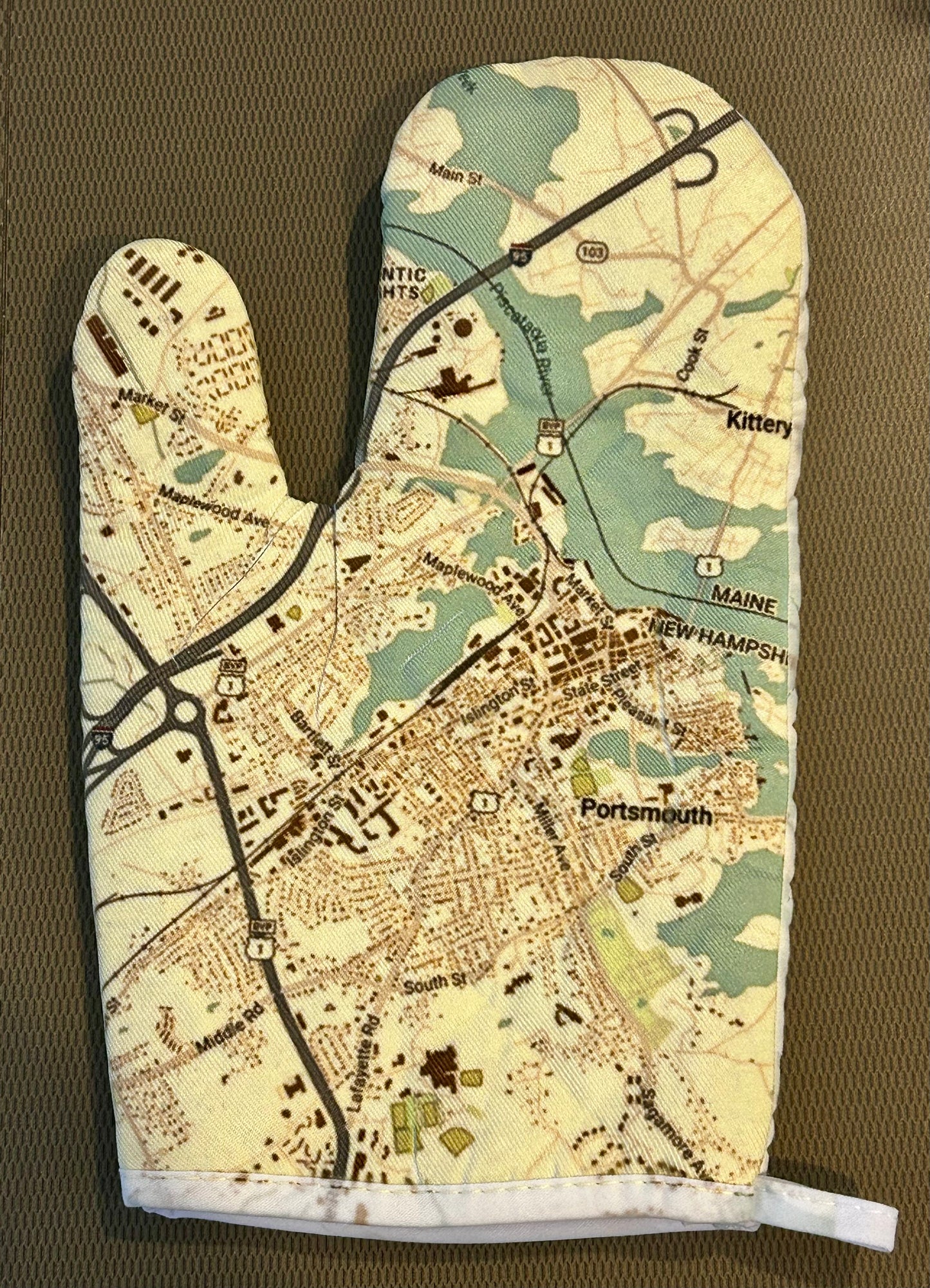Portsmouth map right handed oven mitt