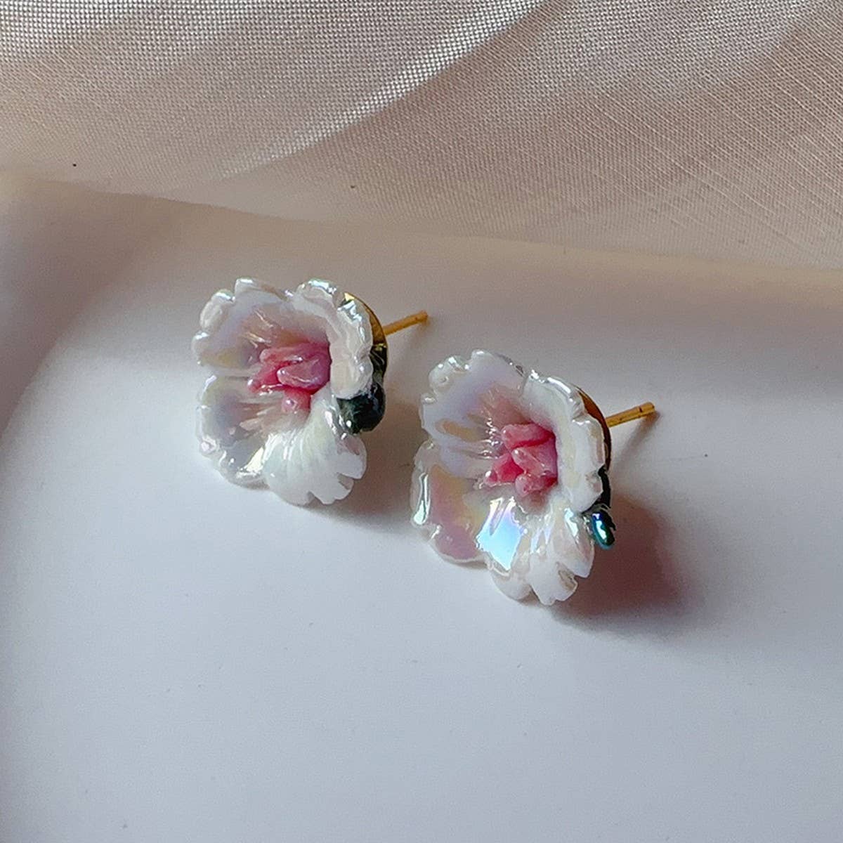 Flower stud earrings